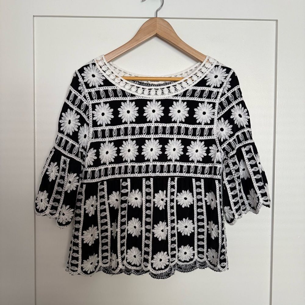 Kindred Top Women Sz M Black White Embroidered Crochet Bell Sleeve Floral Boho
